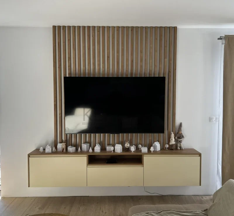 Televízna stena s vertikálnym drevením obkladom a úložnou skrinkou