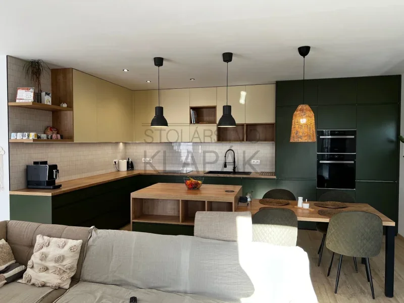 Moderná kuchynská linka s tmavozeleným nábytkom a dreveným ostrovčekom